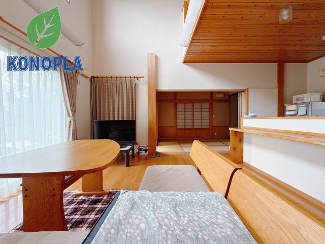 【中古戸建】安中市秋間みのりが丘の居間・リビング|■リビング｜出来上がった料理を運びやすいリビングダイニング♪お料理中も家族との会話がはずみます♪