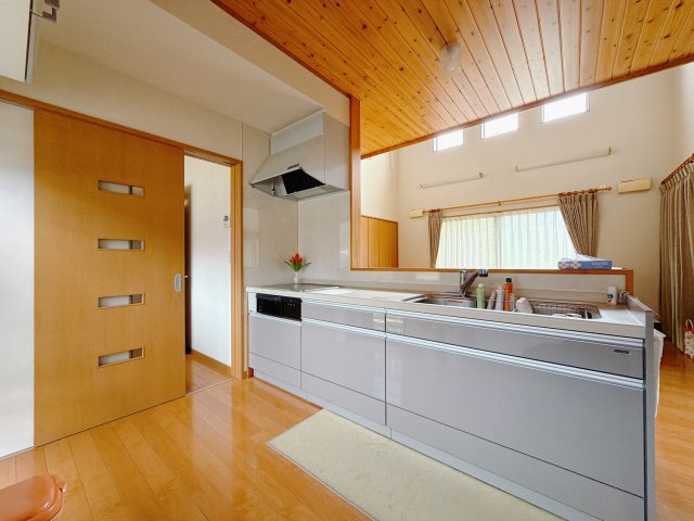【中古戸建】安中市秋間みのりが丘のキッチン|■キッチン｜ワークトップの幅が広く、お子様といっしょにお料理をつくったり、ちょっとしたパーティーも楽しめます。フラットなのでお掃除がしやすいのもポイントです♪
