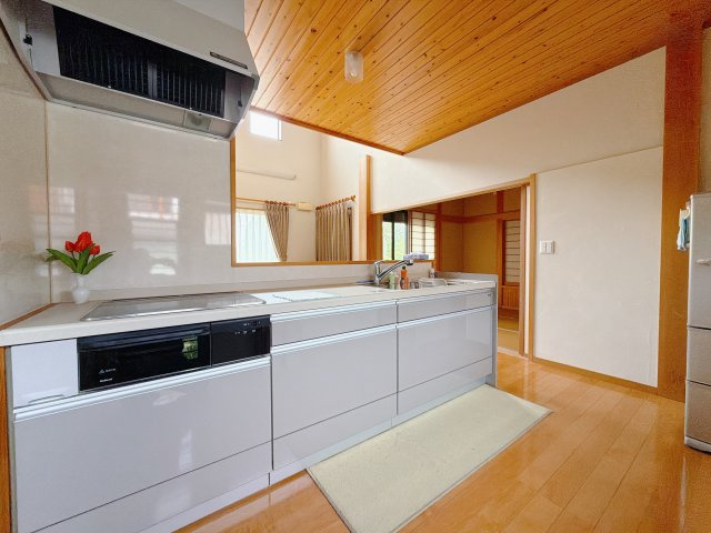 【中古戸建】安中市秋間みのりが丘のキッチン|■キッチン｜作業がはかどる広々カウンタースペース。会話がはずむ「オープンキッチン」なので家族とのコミュニケーションも活発になります。