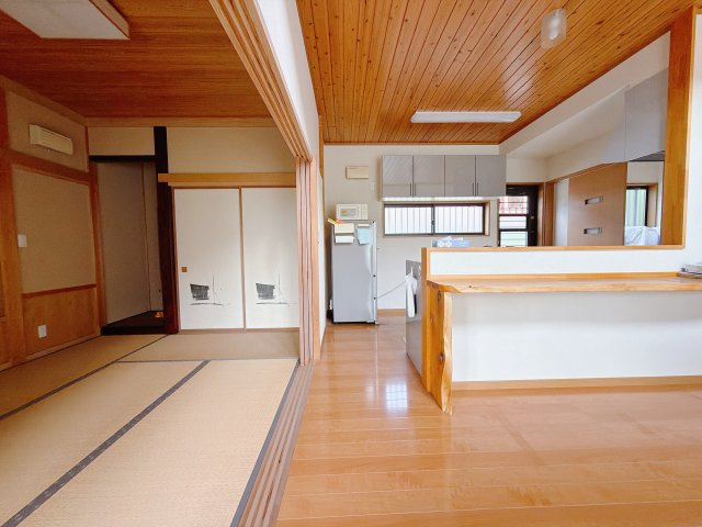 【中古戸建】安中市秋間みのりが丘の和室|■1階和室｜リビングと繋がっている和室は、お子様の様子を見守りながらお洗濯物を畳んだり、家事の合間のちょっとした休憩やのんびりお昼寝にも♪セカンドリビングとしてもお使いいただけます。