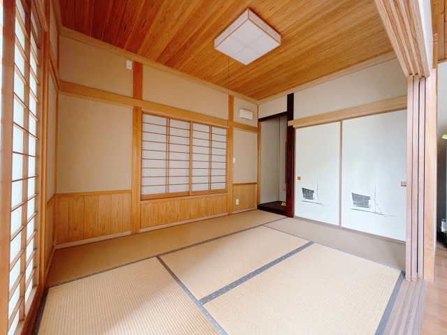 【中古戸建】安中市秋間みのりが丘の和室|■1階和室｜和室でしか味わえない畳ならではの香りや素材で和のやすらぎを感じてください♪休日はお子様とお昼寝するのにも最適です！