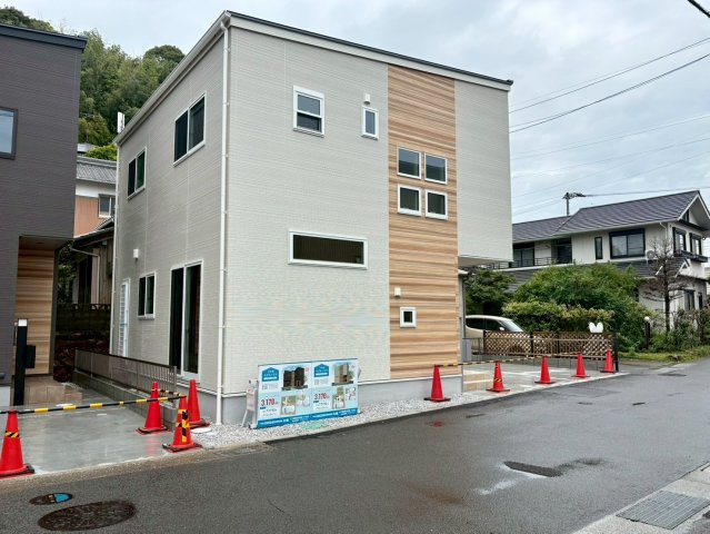 「駅やスーパー近く」高知市大津甲1号棟　新築一戸建ての外観|スタイリッシュな外観デザインで街並みに映える住まいです。シンプルながら存在感のある美しい外観です安心感◎。