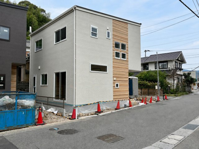 「駅やスーパー近く」高知市大津甲1号棟　新築一戸建ての外観|別角度から見た外観写真で建物全体の雰囲気が分かります。駐車スペースや配置も確認しやすい構成です安心感◎