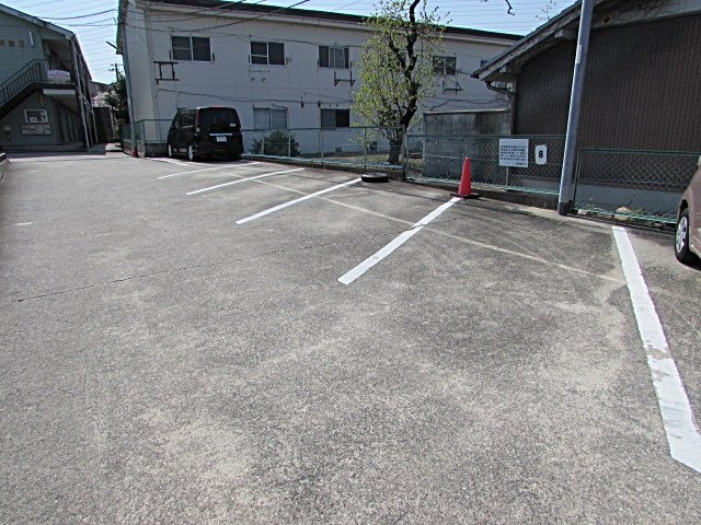 ファミール安倉Ⅱの駐車場
