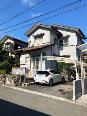 【外観】 | 桂坂　大枝北沓掛町三丁目 一戸建 | 駐車２台可（車種による）　カーポート１台分有り