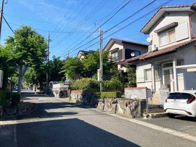 【前面道路含む現地写真】 | 桂坂　大枝北沓掛町三丁目 一戸建 | 西側　前道約6ｍ　間口約10.5ｍ