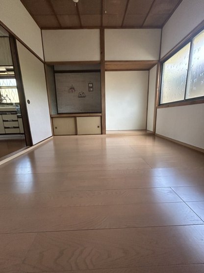 【洋室】 | 八本町売家 | 洋室4.5畳は床の間も洋風にリフォームされています。