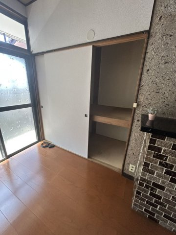 【洋室】 | 八本町売家 | 洋室6畳にも収納があります。