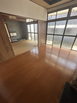 【洋室】 | 八本町売家 | 掃き出し窓があるため明るいです。隣の和室とは続き間です。