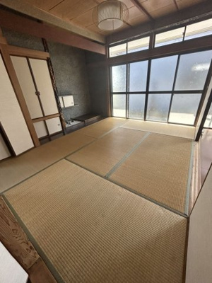 【和室】 | 八本町売家 | 6畳和室にも掃き出し窓があるため、明るく、開放感があります。