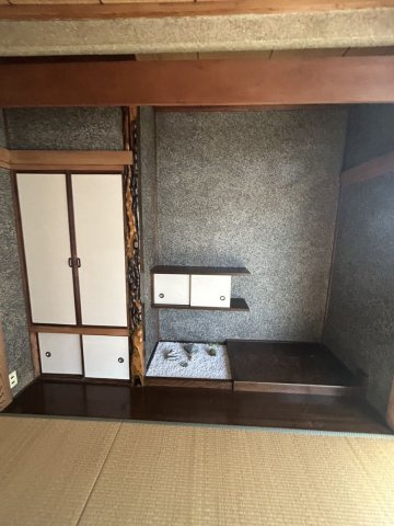 【和室】 | 八本町売家 | 和室6畳には純和風の床の間と仏間があります。