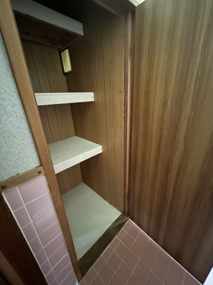 【収納】 | 八本町売家 | 水回りには収納もあります。ちょっとしたものが収納出来ます。