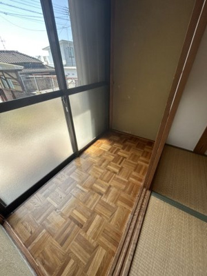 【和室】 | 八本町売家 | 4.5畳和室の南側には縁側があります。日当たりが良いです。