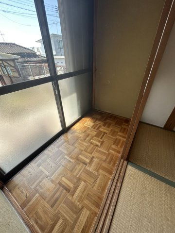 【和室】 | 八本町売家 | 4.5畳和室の南側には縁側があります。日当たりが良いです。