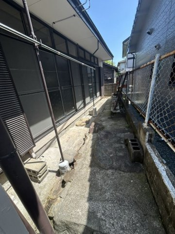 【その他】 | 八本町売家 | 南側の掃き出し窓の外には、物干しがあり洗濯物が干せます。