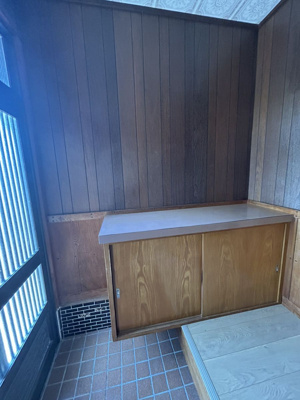 【玄関】 | 八本町売家 | 玄関には靴箱がついております。