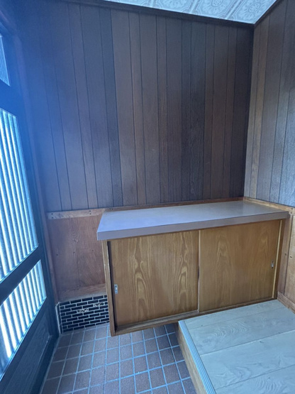 【玄関】 | 八本町売家 | 玄関には靴箱がついております。