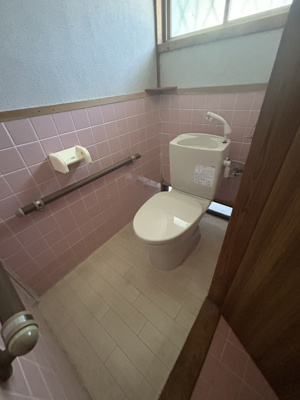 【トイレ】 | 八本町売家 | トイレは汲み取りです。窓から光が入ります。