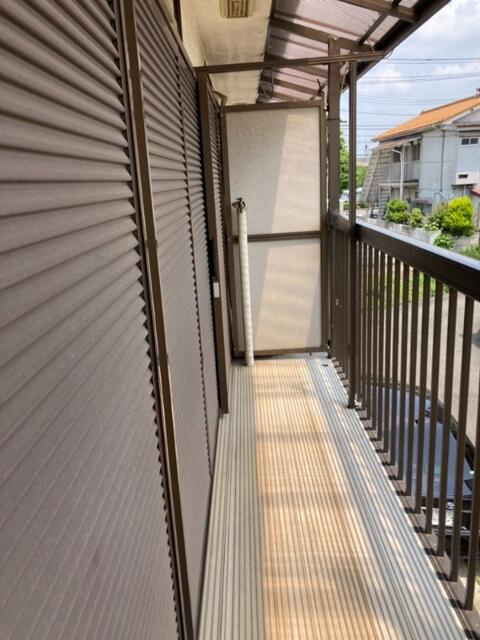 稲城市東長沼のアパートのバルコニー