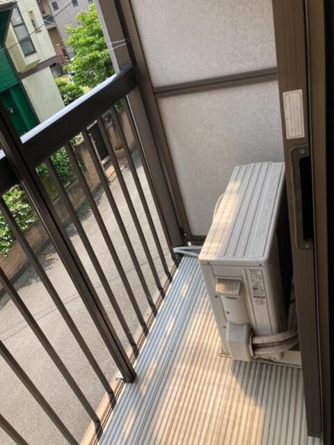 稲城市東長沼のアパートのバルコニー