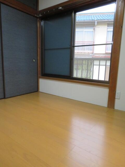 稲城市東長沼のアパートの居間・リビング