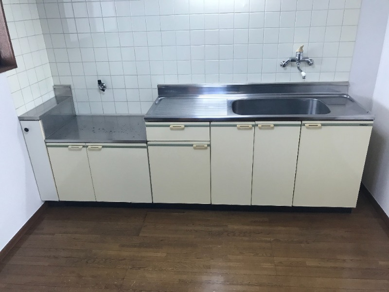 稲城市東長沼のアパートのキッチン