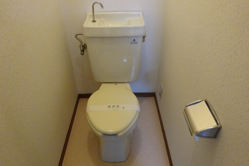稲城市東長沼のアパートのトイレ