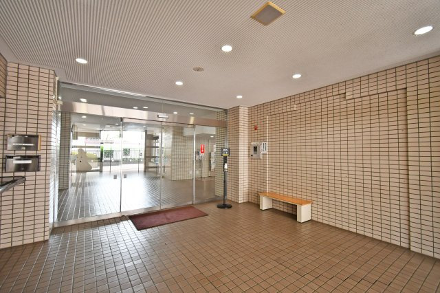 アルーサ北与野ノースピア上落合2号棟のエントランス|■お客様との会話を大切にし、一人ひとりにあった資金計画やプランをご提案致します。「家を買って終わり」ではなく、「買ってからがスタート」と考え、ご提案します。ローンのご相談は私たちにお任せ下さい。