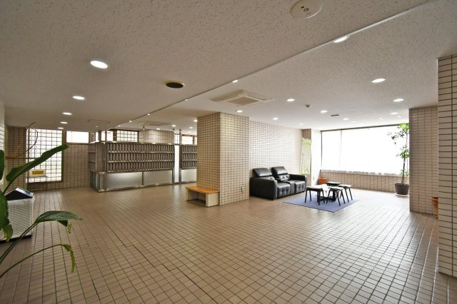アルーサ北与野ノースピア上落合2号棟のロビー|■一人ひとりにあった資金計画やプランをご提案致します。「家を買って終わり」ではなく、「買ってからがスタート」と考え、ご提案します。ローンのご相談は私たちにお任せ下さい。