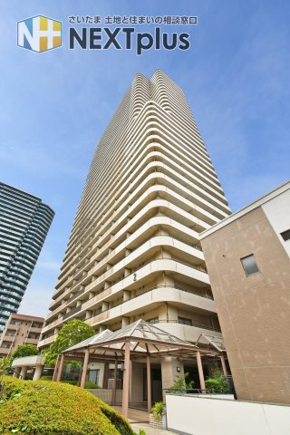 アルーサ北与野ノースピア上落合2号棟の外観|各駅から徒歩8分以内！2階部分より直結アルーサショッピングモール（アルーサB）コンビニや薬局、本屋もあり。総戸数406戸のビックコミュニティ。17階部分から広がる眺望良好！