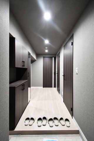 アルーサ北与野ノースピア上落合2号棟の玄関|シューズボックスは上下セパレートタイプですので、季節物で上下に分けて収納する事ができます。また間のスペースには鍵を置くスペースにする事で、外出前に鍵を探すなど慌ただしさが軽減されるのでおすすめです。