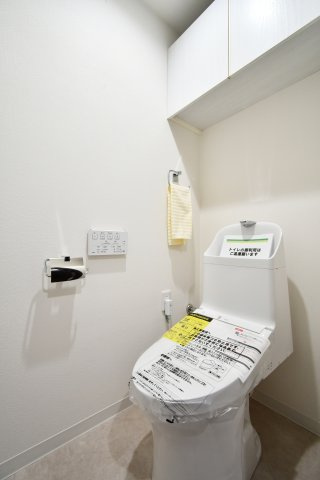 アルーサ北与野ノースピア上落合2号棟のトイレ|トイレ：奥行きにゆとりがあり、圧迫感の少ないトイレスペース。吊戸棚付きで、トイレットペーパーなどの備品補充も楽々行えます。掃除用具をしまうと清潔感も消す事ができ、イマドキなお部屋にできます。