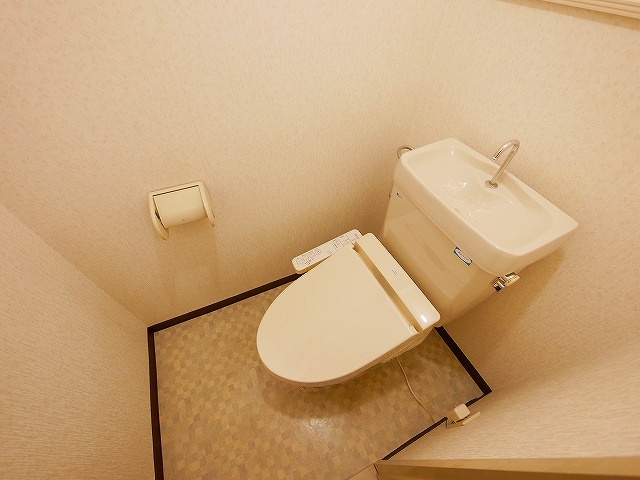 シャトー東九条のトイレ|コンパクトで使いやすいトイレです