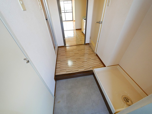 シャトー東九条の玄関|収納もある玄関です