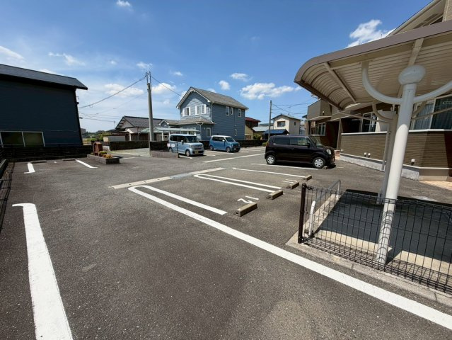 宗像市陵厳寺１丁目のアパートの駐車場