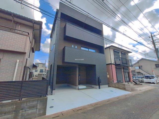 富士見市鶴瀬西３丁目の新築一戸建の外観|カースペース2台（ビルトイン車庫1台）、ご夫婦車をお持ちの方も安心です。
