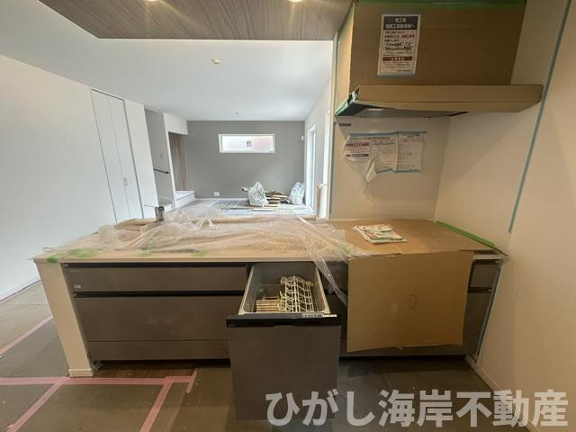 茅ヶ崎市南湖3丁目　新築戸建　全2棟のキッチン|6月5日撮影　建築中　食洗器付きシステムキッチン