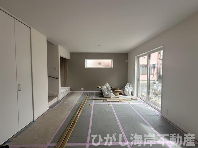 茅ヶ崎市南湖3丁目　新築戸建　全2棟の居間・リビング|6月5日撮影　建築中　19帖　LDK