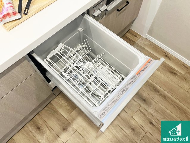 グレーシィ須磨アルテピアIII番街　2期棟の設備|食事後の一仕事、食器洗いをボタン一つでお任せできちゃいます！場所を取らないビルトイン式なので、お料理スペースもしっかり確保！