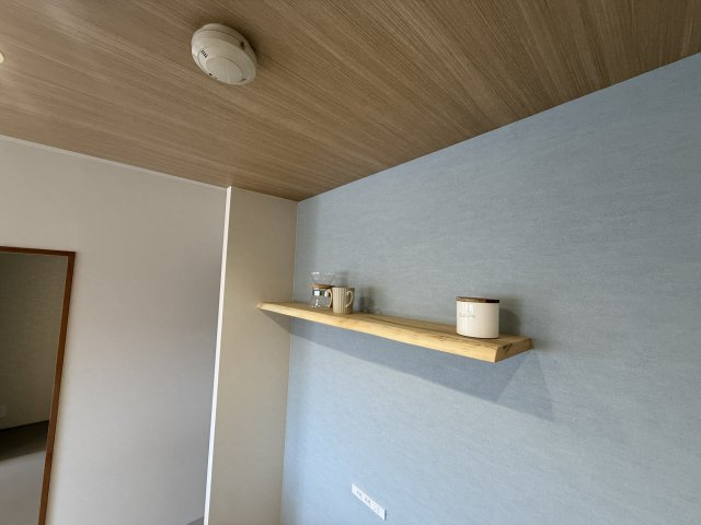 シャルマンコーポレイクシティ瀬田6階　天然木フルリノベーションのキッチン|天然木耳付きの”栃”のキッチン背面の飾り棚♪