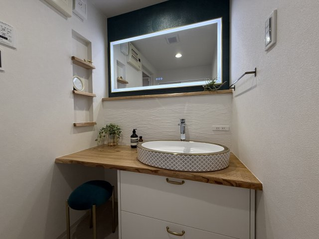 シャルマンコーポレイクシティ瀬田6階　天然木フルリノベーションの独立洗面台|天然木耳付きの”栗”の造作洗面台♪
