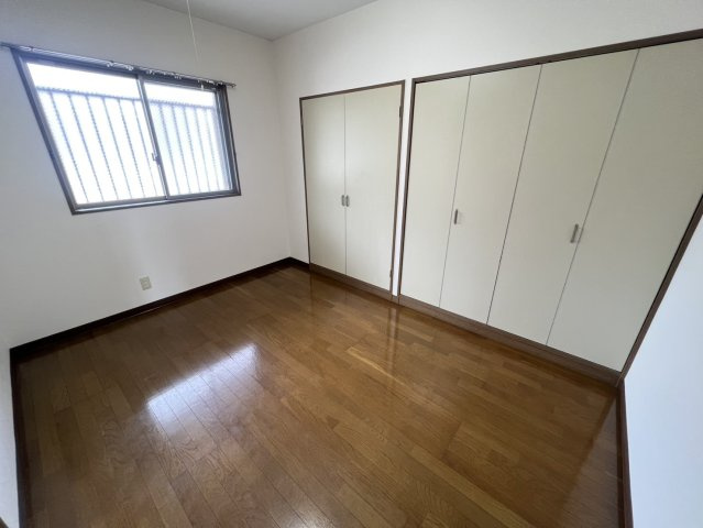 樋ノ口ハイツの洋室|小窓が付いていて明るいお部屋です