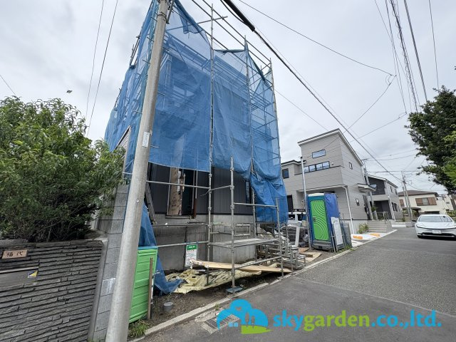 藤沢市辻堂太平台　新築戸建　全1棟の前面道路含む現地写真|前面道路含む現地写真です　令和8年6月23日撮影（建築中）　