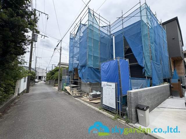 藤沢市辻堂太平台　新築戸建　全1棟の前面道路含む現地写真|前面道路含む現地写真です　令和8年6月23日撮影（建築中）