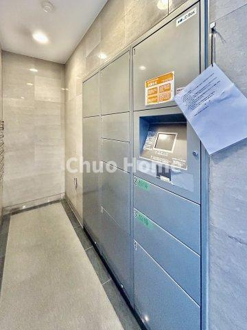 ダイナシティ雷門の設備|【宅配ボックス】在宅時・不在時に関わらず、居住者の代わりに非対面で宅配物を受け取ってくれる便利な設備です。わかりやすくご説明致しますので見学時にはお部屋だけではなく共用部分もぜひチェックしてください。