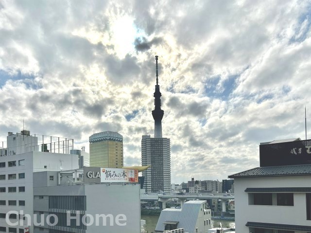 ダイナシティ雷門の展望|手を伸ばせば、ふれることが出来そうな環境が、そのままインテリアになったような印象です。その豊かな眺望にふさわしい空間には、通風・採光にも優れ、心地よい光と風があふれています