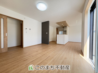 【居間・リビング】 | ワイウッドコート栃木市大平町富田第1期　 | 窓が多く明るいリビングスペース☆ご家族の団らんを明るい日差しがが照らします☆