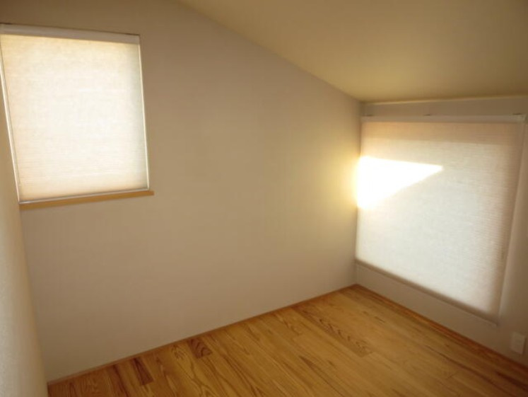 【中古戸建】前橋市上新田町の洋室|■洋室｜ナチュラルカラーの床です。模様替えなどとても楽しく工夫できます♪陽当たり、風通しもとても良いので毎日快適な生活スタートです！子供部屋にも良いですね♪
