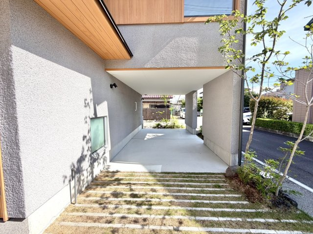 【中古戸建】前橋市上新田町の外観|■外観｜外壁のアクセントカラーがシックな外観です。シンプルなデザインでありながらも「個性」を損なわず、お客様一人ひとりの暮らし方にフィットします。