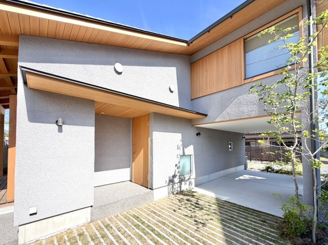 【中古戸建】前橋市上新田町の外観|■お庭｜白の外壁に植栽のきれいな緑が映えた玄関は、お家の印象をさらに明るくします( ＾＾ )♪